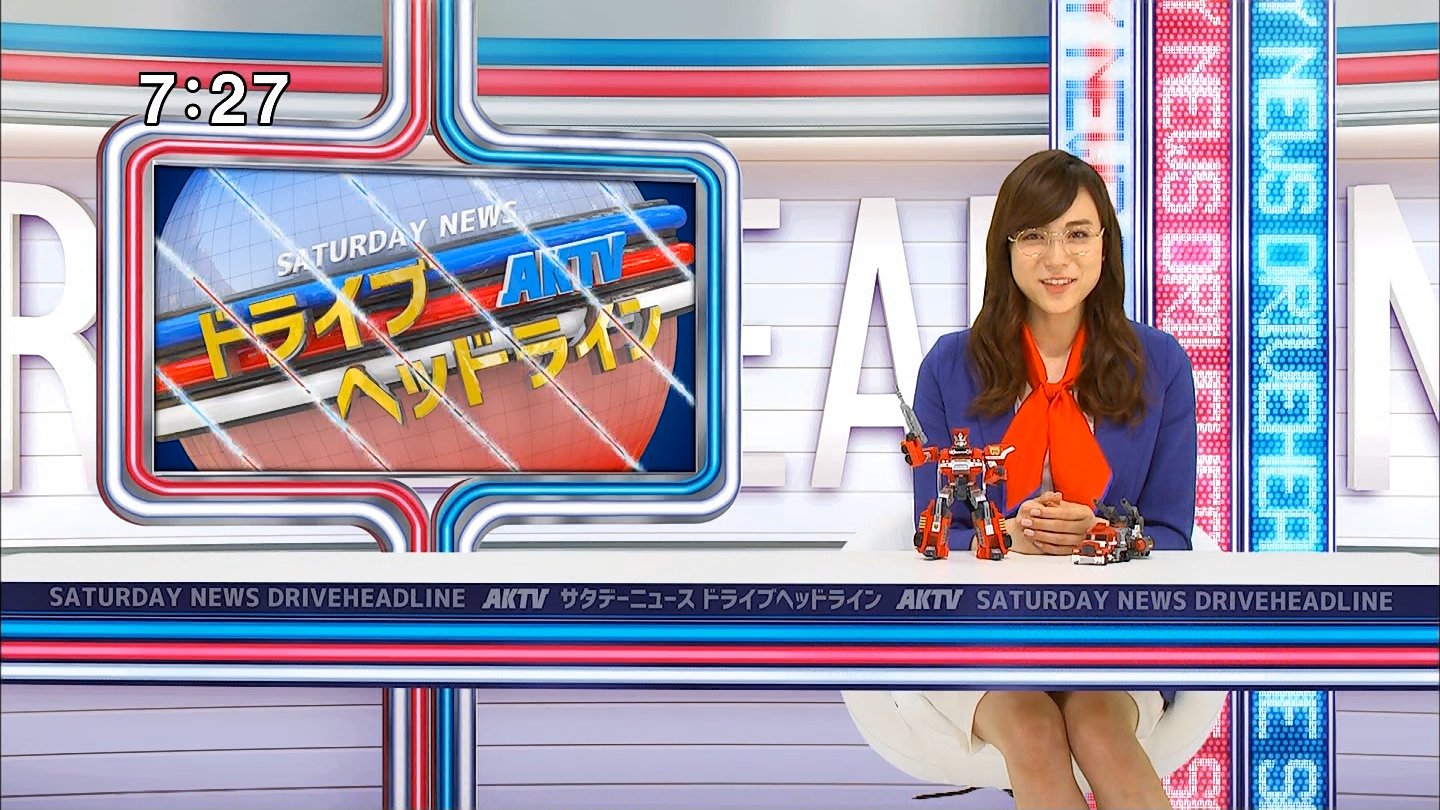 笹川友里アナ　机の下の▼ゾーン！！