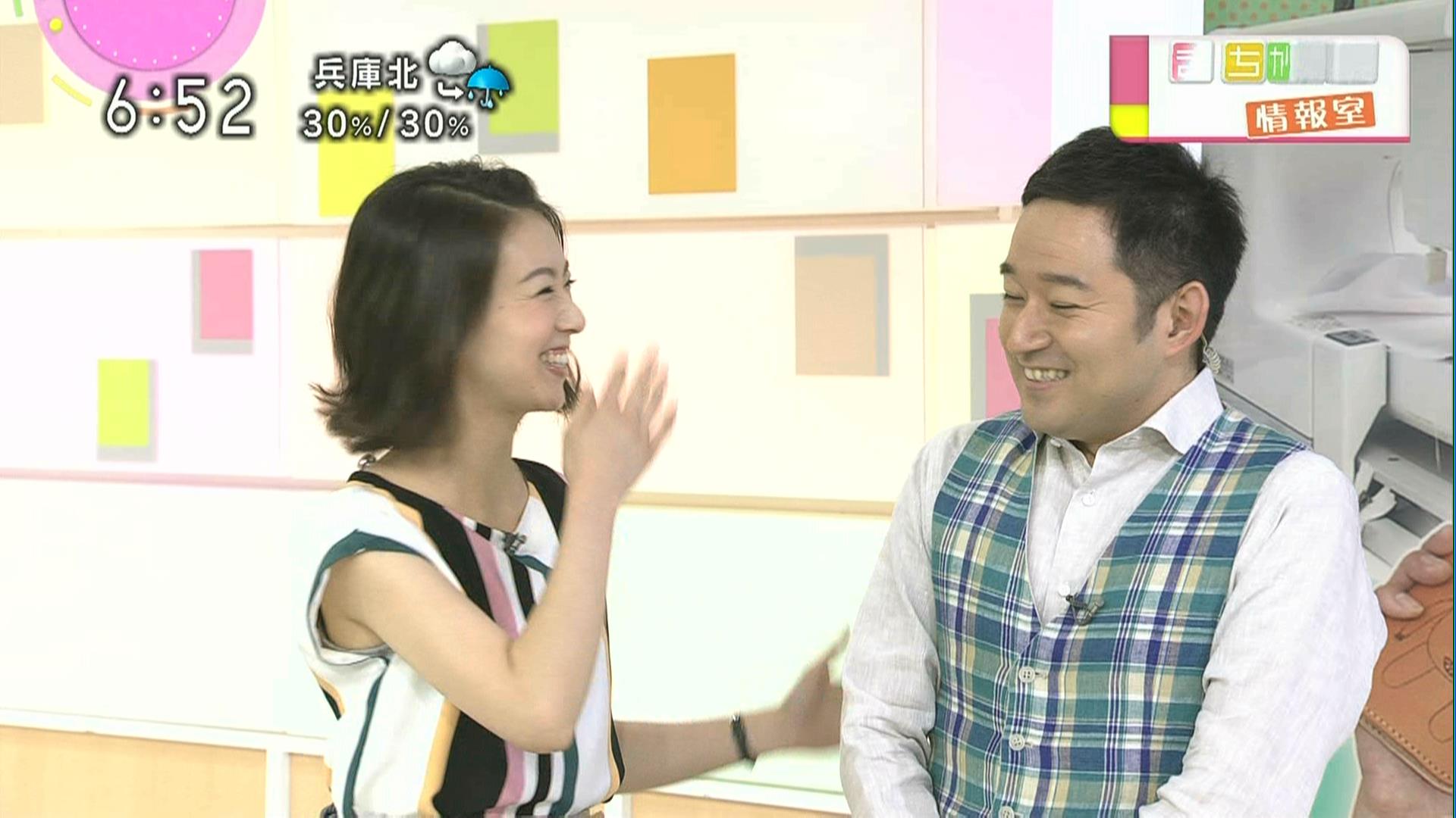 和久田麻由子アナ　脇からインナーがチラ見え！