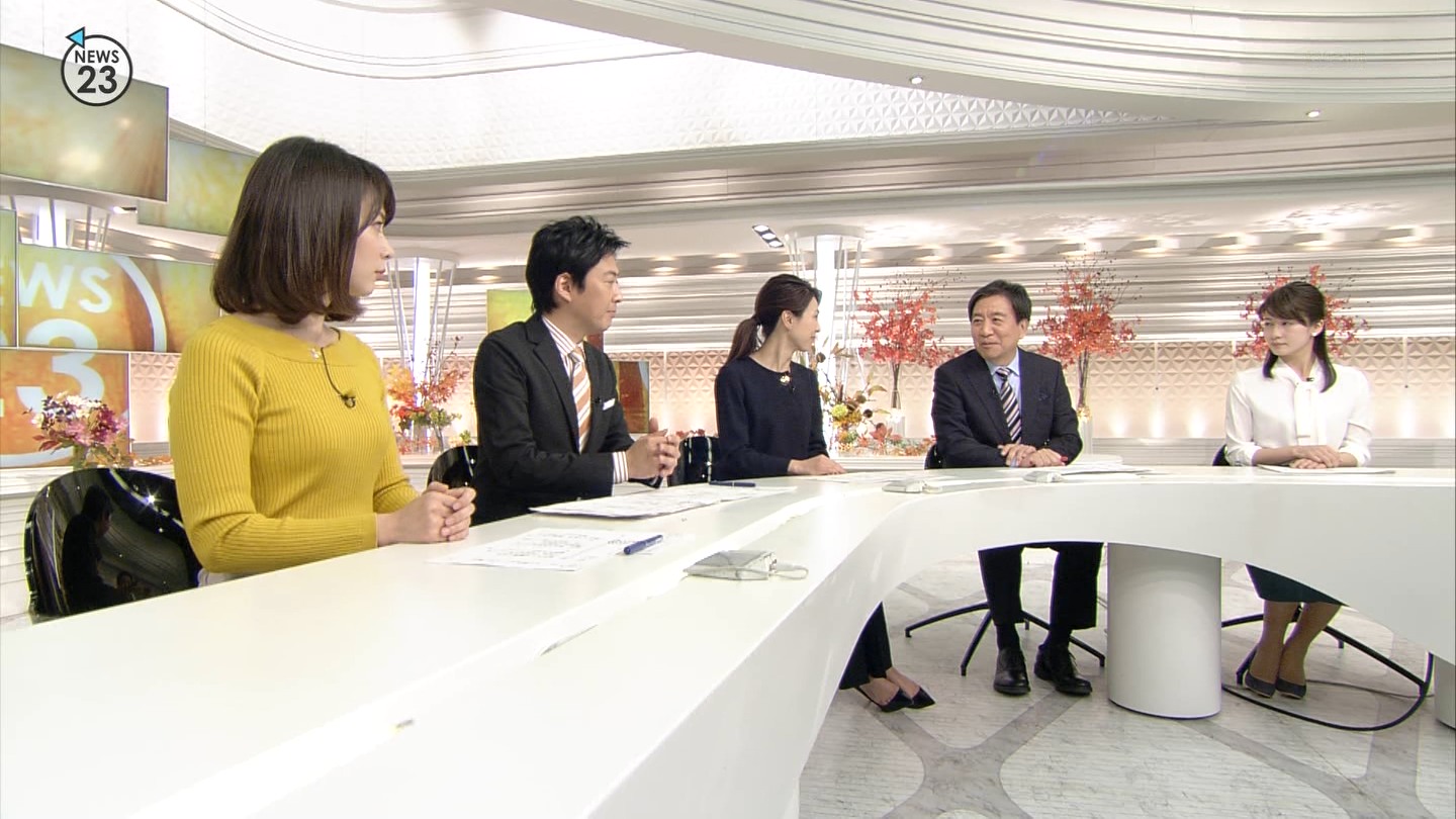 皆川玲奈アナ　セクシーニットでおっぱい強調！