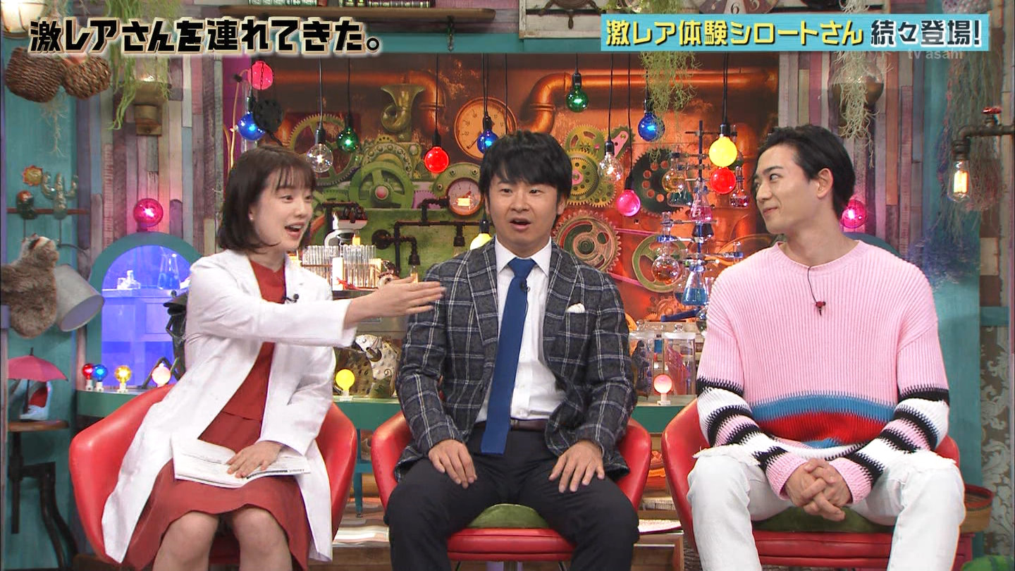 弘中綾香アナのスカートの奥が見えてる！！