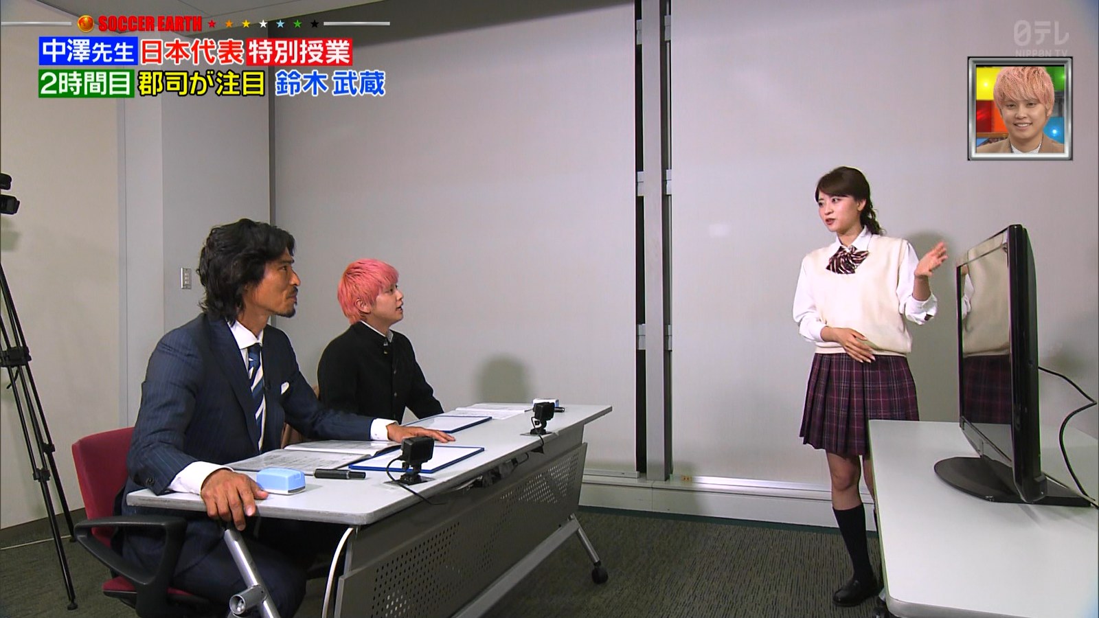 郡司恭子アナのミニスカ制服！　ナマ脚の太もも！