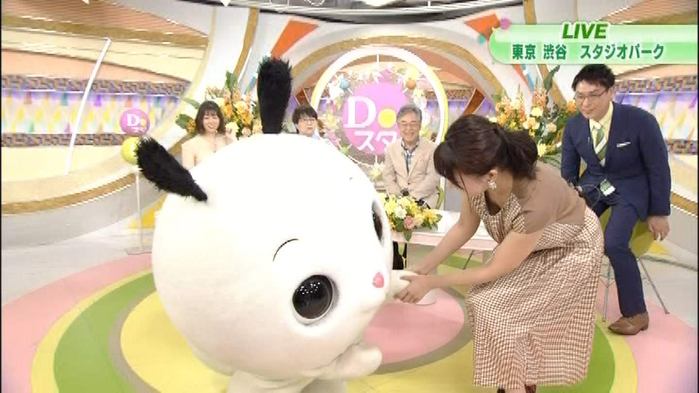 井上あさひアナがまさかの胸チラ！！